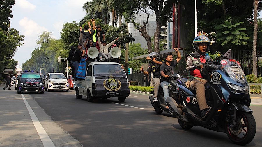 Akibat adanya aksi ini jalan Medan Merdeka Selatan depan Kementerian BUMN ditutup sementara. (Bloomberg Technoz/Andrean Kristianto)