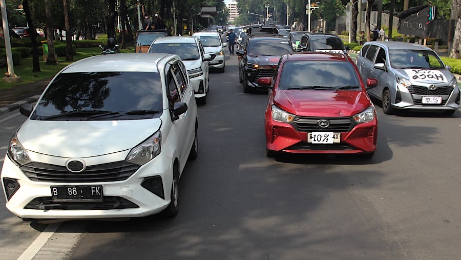 Ratusan pengemudi ojol dan taksi online berdemo di kawasan Patung Kuda, Jakarta, Selasa (20/5/2025). (Bloomberg Technoz/Andrean Kristianto)