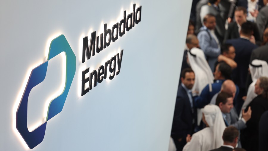 Papan logo Mubadala Energy./Bloomberg-Christopher Pike
