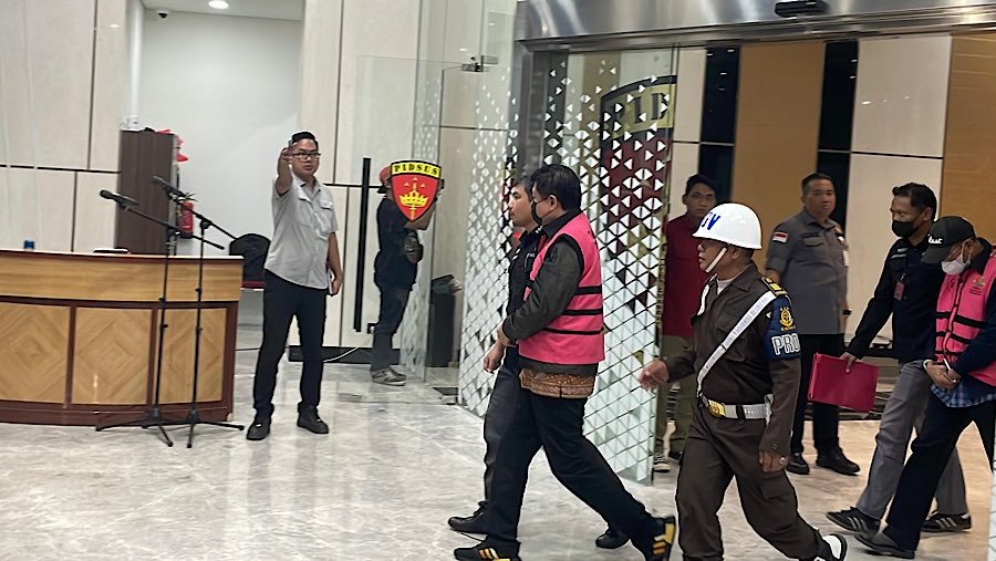 Kejaksaan Agung tetapkan 3 tersangka kasus korupsi penyaluran kredit kepada PT Sritex dan anak usahanya. (Bloomberg Technoz/Azura Yumna)
