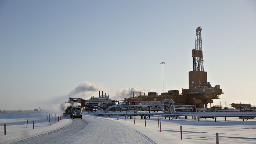 Rig pengeboran minyak Doyon Drilling Inc. berdiri di Lereng Utara di Teluk Prudhoe, Alaska, AS./Bloomberg-Daniel Acker