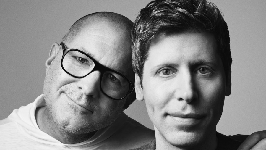 Jony Ive, veteran Apple Inc, dan Sam Altman, CEO OpenAI. (Craig McDean via Bloomberg)