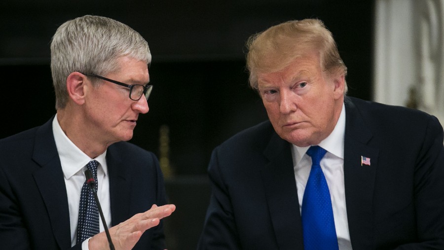 Tim Cook dan Donald Trump. (Bloomberg)