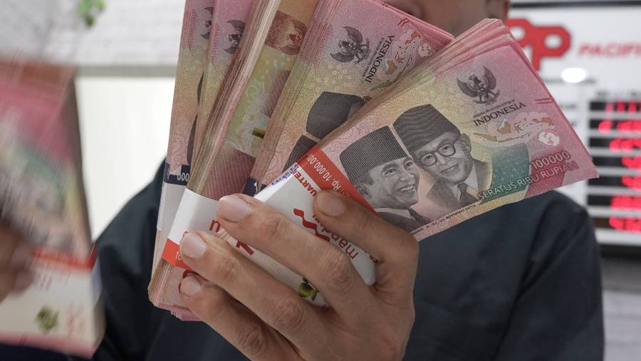 Uang rupiah. ( Dimas Ardian/Bloomberg)