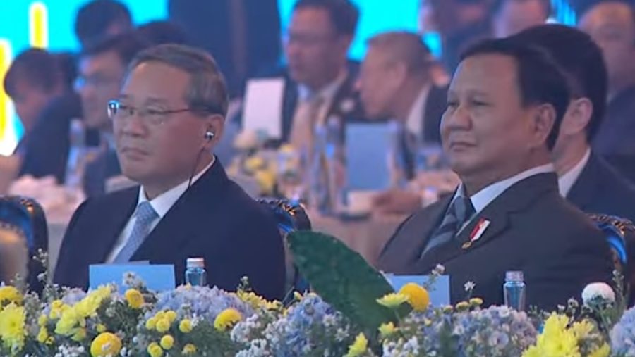 Presiden Prabowo Subianto dan PM China Li Qiang dalam acara Indonesia-China Business Reception 2025 di Jakarta. (Youtube Setpres)