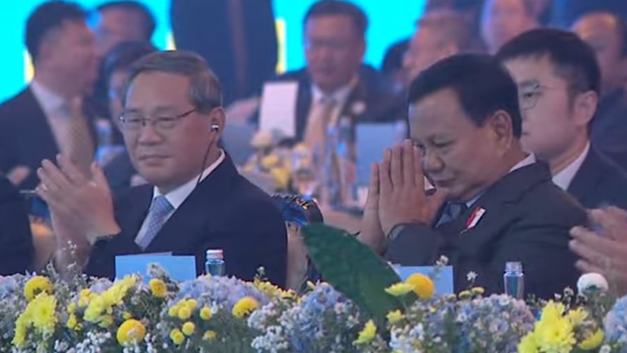 Presiden Prabowo Subianto dan PM China Li Qiang dalam acara Indonesia-China Business Reception 2025 di Jakarta. (Youtube Setpres)
