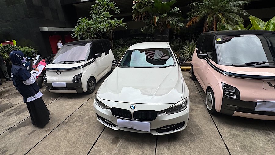 Petugas mendata barang bukti kasus korupsi di lingkungan Kemnaker di Gedung KPK, Jakarta, Senin (26/5/2025). (Bloomberg Technoz/Andrean Kristianto)