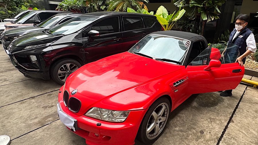 KPK menyita total belasan kendaraan dari kasus korupsi di lingkungan Kementerian Ketenagakerjaan. (Bloomberg Technoz/Andrean Kristianto)