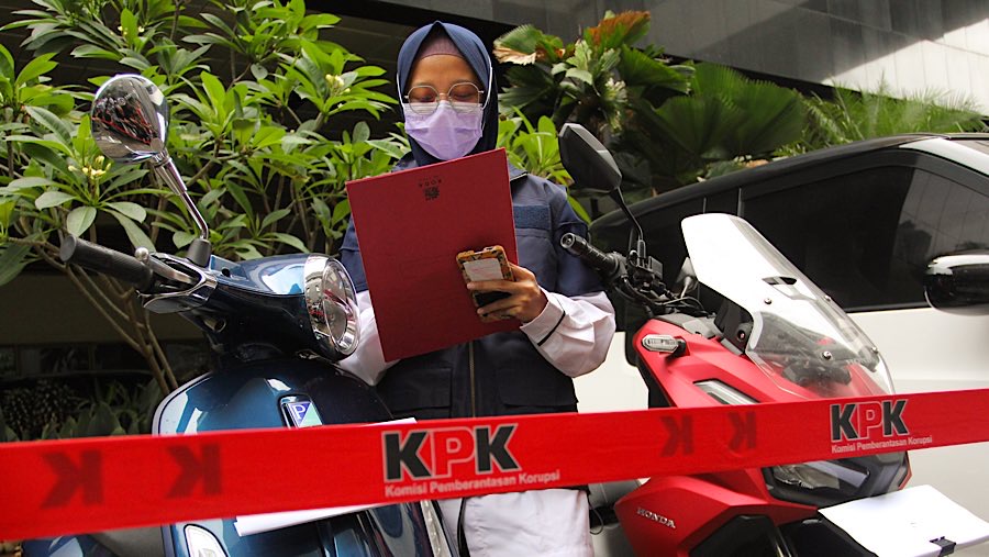 Petugas mendata barang bukti kasus korupsi di lingkungan Kemnaker di Gedung KPK, Jakarta, Senin (26/5/2025). (Bloomberg Technoz/Andrean Kristianto)