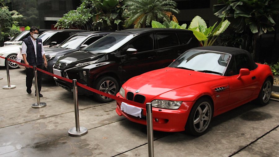 Petugas memeriksa barang bukti kasus korupsi di lingkungan Kemnaker di Gedung KPK, Jakarta, Senin (26/5/2025). (Bloomberg Technoz/Andrean Kristianto)