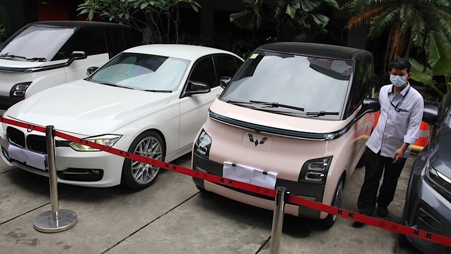 Petugas memeriksa barang bukti kasus korupsi di lingkungan Kemnaker di Gedung KPK, Jakarta, Senin (26/5/2025). (Bloomberg Technoz/Andrean Kristianto)