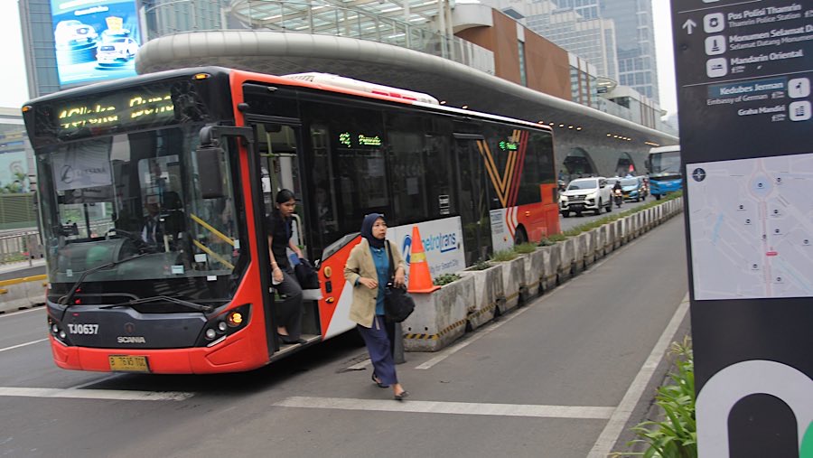 Sebelumnya, Kemnaker telah mengeluarkan surat edaran terkait dengan larangan penahanan ijazah. (Bloomberg Technoz/Andrean Kristianto)