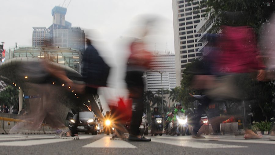 Hal ini dilakukan setelah banyak pekerja dengan usia lanjut terkena PHK dan kesulitan mencari lagi. (Bloomberg Technoz/Andrean Kristianto)