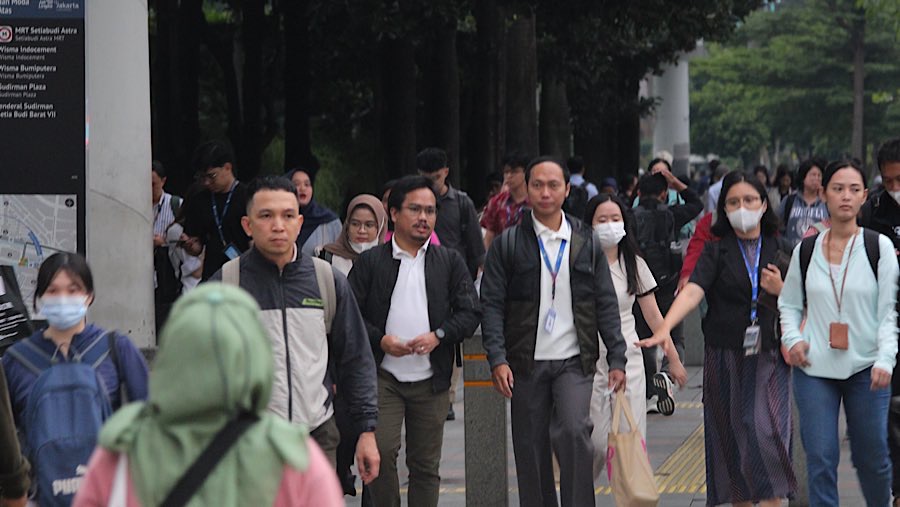 Pekerja berjalan di kawasan Sudirman, Jakarta, Senin (26/5/2025). (Bloomberg Technoz/Andrean Kristianto)