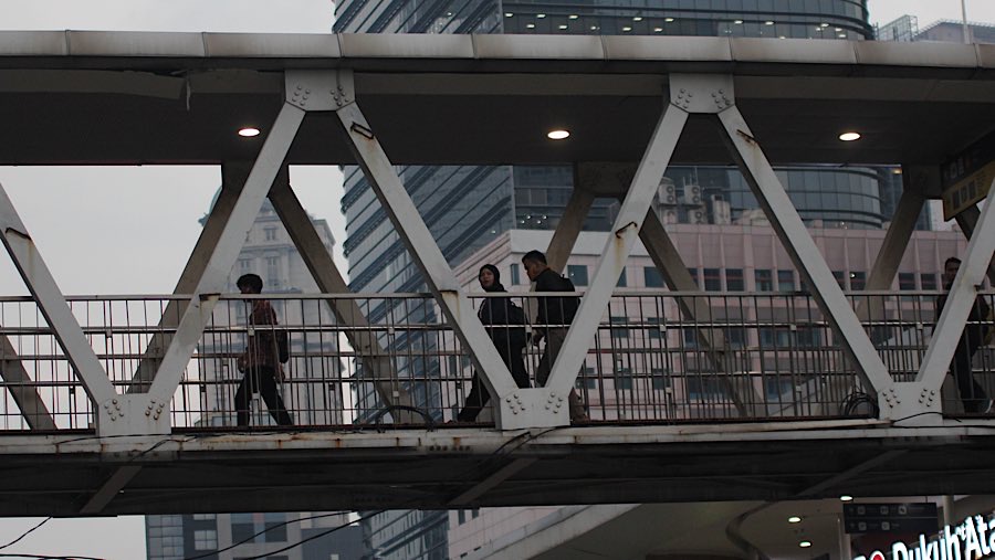 Selain batas usia, Kemnaker juga akan menghapus syarat penampilan menarik. (Bloomberg Technoz/Andrean Kristianto)