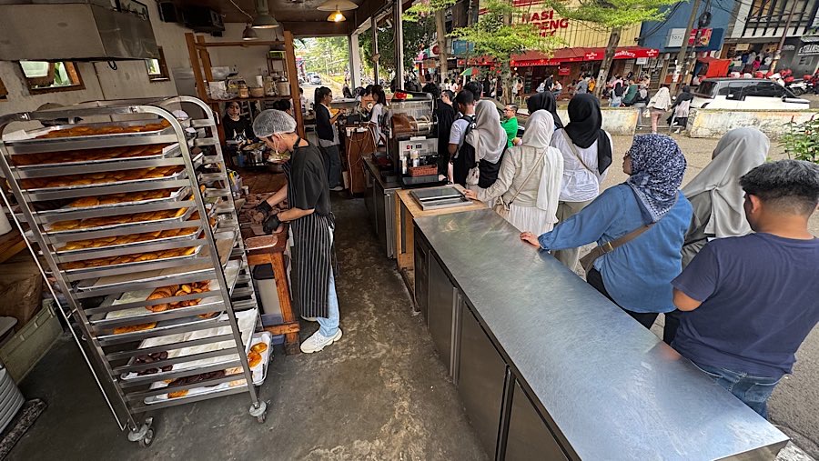 Blok M pernah menjadi ikon tempat berkumpul anak muda Jakarta pada era 1980–1990-an. (Bloomberg Technoz/Andrean Kristianto)