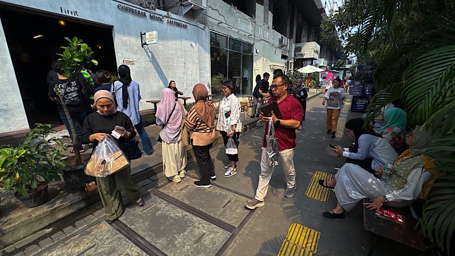 Popularitas Blok M yang kembali naik membuat pengunjung rela antre demi mencicipi makanan yang sedang viral. (Bloomberg Technoz/Andrean Kristianto)