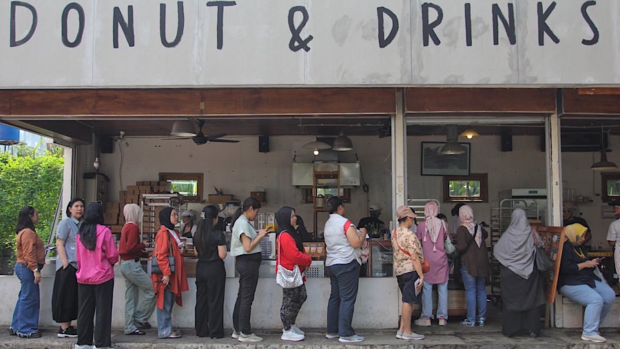 Warga antre membeli makanan di kawasan Blok M, Jakarta, Selasa (28/5/2025). (Bloomberg Technoz/Andrean Kristianto)