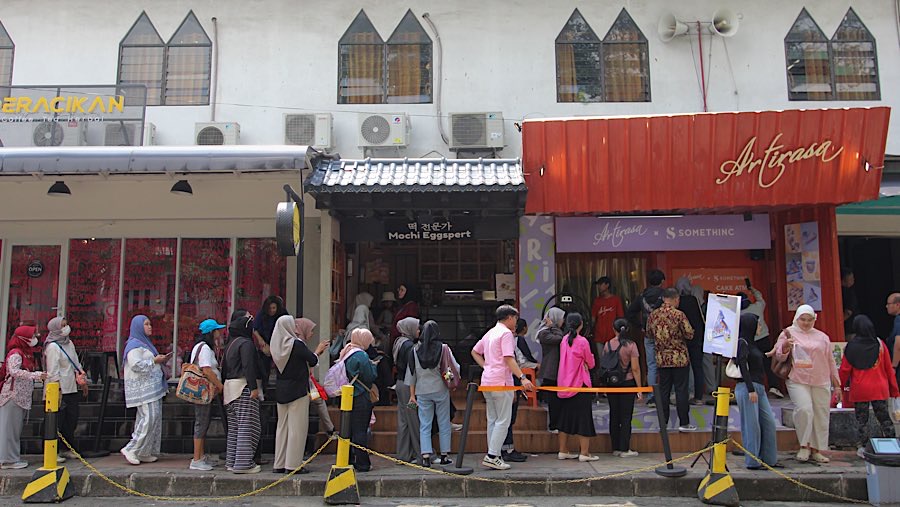 Warga antre membeli makanan di kawasan Blok M, Jakarta, Selasa (28/5/2025). (Bloomberg Technoz/Andrean Kristianto)