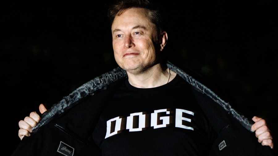 Elon Musk dengan kaos DOGE. (Bloomberg)