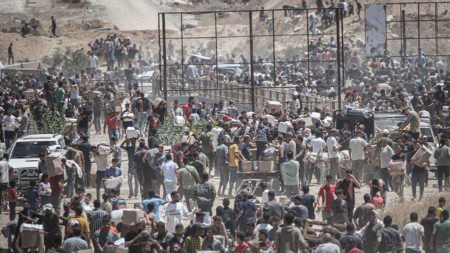 Pada hari Senin, Perdana Menteri Israel Benjamin Netanyahu memerintahkan dimulainya kembali pengiriman bantuan ke Gaza. (Ahmad Salem/Bloomberg)