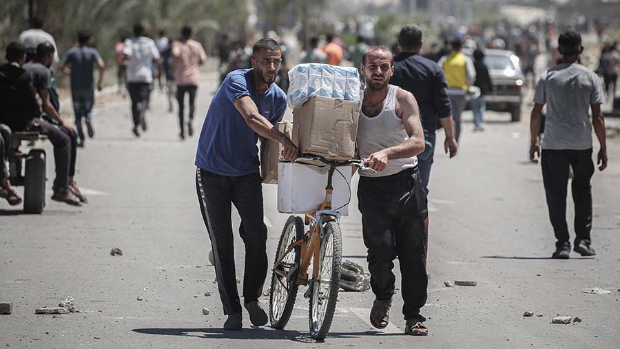 Di titik-titik tersebut bahan pangan akan didistribusikan pada sejumlah warga. (Ahmad Salem/Bloomberg)