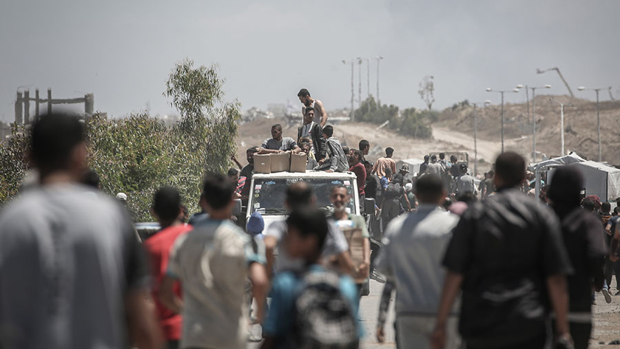 untuk mendapat bantuan makanan, warga diminta membuktikan dirinya tidak memiliki kaitan dengan kelompok perlawanan Palestina. (Ahmad Salem/Bloomberg)