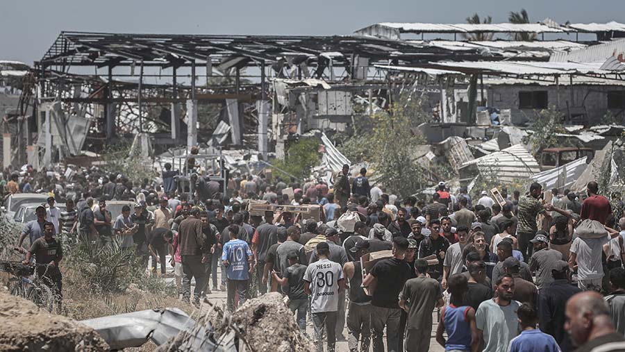 Lembaga bantuan yang dibekingi Israel-AS, Gaza Humanitarian Foundation mulai mendistribusikan bahan makanan bagi warga Gaza. (Ahmad Salem/Bloomberg)