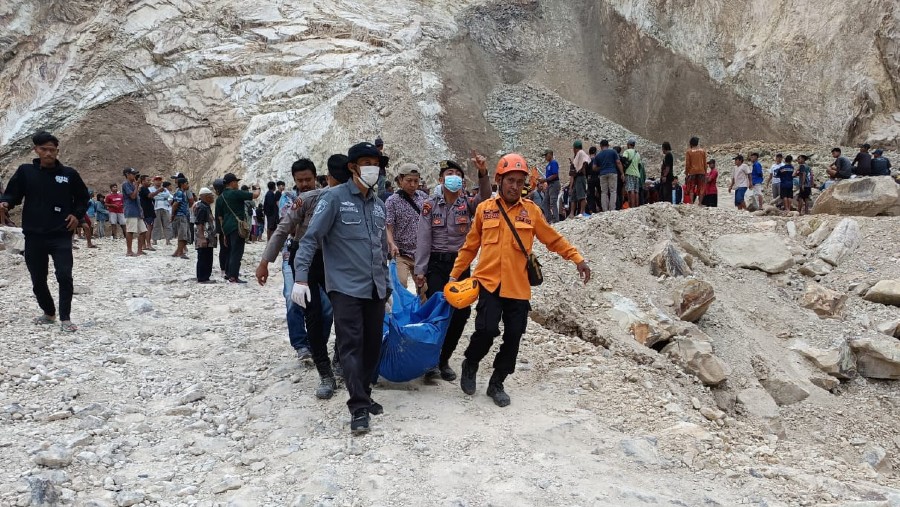 Bencana tanah longsor di Galian C Gunung Kuda, Desa Cipanas, Kecamatan Dukupuntang, Cirebon, Jawa Barat. (Dok BNPB)