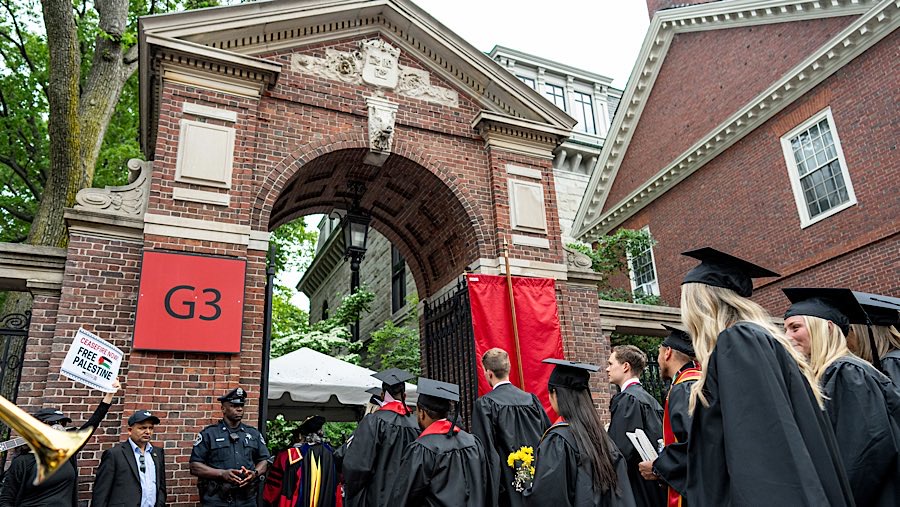 Mahasiswa Universitas Harvard mengenakan toga di Harvard Square di Cambridge, Massachusetts, AS, Kamis (29/5/2025). (Mel Musto/Bloomberg)
