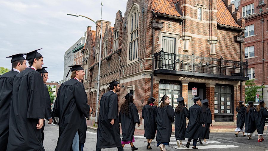 Mahasiswa Universitas Harvard mengenakan toga di Harvard Square di Cambridge, Massachusetts, AS, Kamis (29/5/2025). (Mel Musto/Bloomberg)