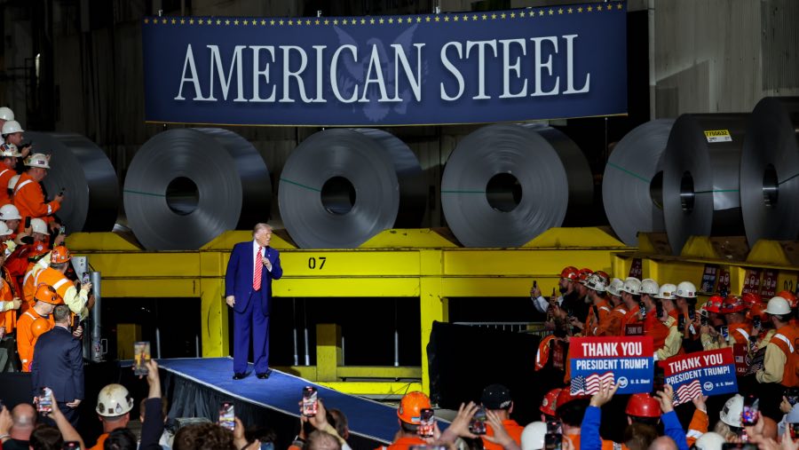 Donald Trump saat pidato di pabrik Baja. (Sumber: Bloomberg)