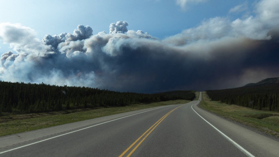Asap kebakaran hutan di atas Highway 97 dekat Trutch, British Columbia pada tanggal 30 Mei. (Fotografer: Nasuna Stuart-Ulin/Bloomberg)