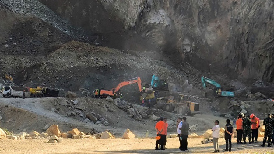 Evakuasi pascalongsor di tambang Gunung Kuda, Cirebon./dok. Kementerian ESDM