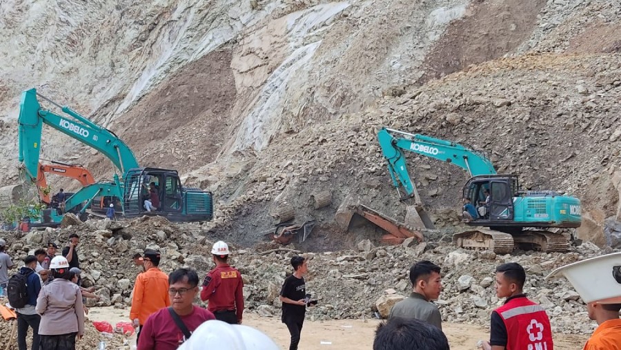 Evakuasi pascalongsor di tambang Gunung Kuda, Cirebon./dok. Kementerian ESDM