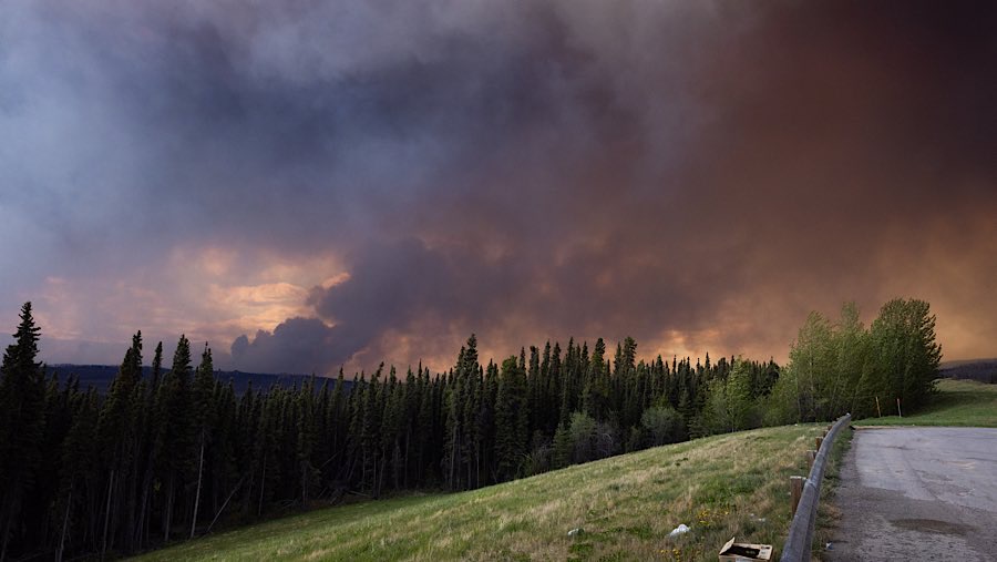 Asap kebakaran hutan di atas Highway 97, British Columbia, Kanada, Jumat (30/5/2025). (Nasuna Stuart-Ulin/Bloomberg)