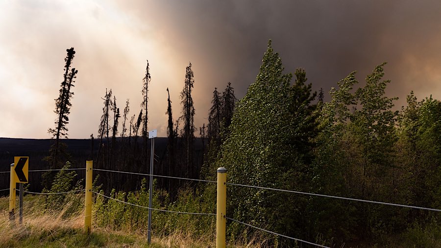 Asap kebakaran juga membuat kualitas udara memburuk dan mengurangi jarak pandang di Kanada. (Nasuna Stuart-Ulin/Bloomberg)