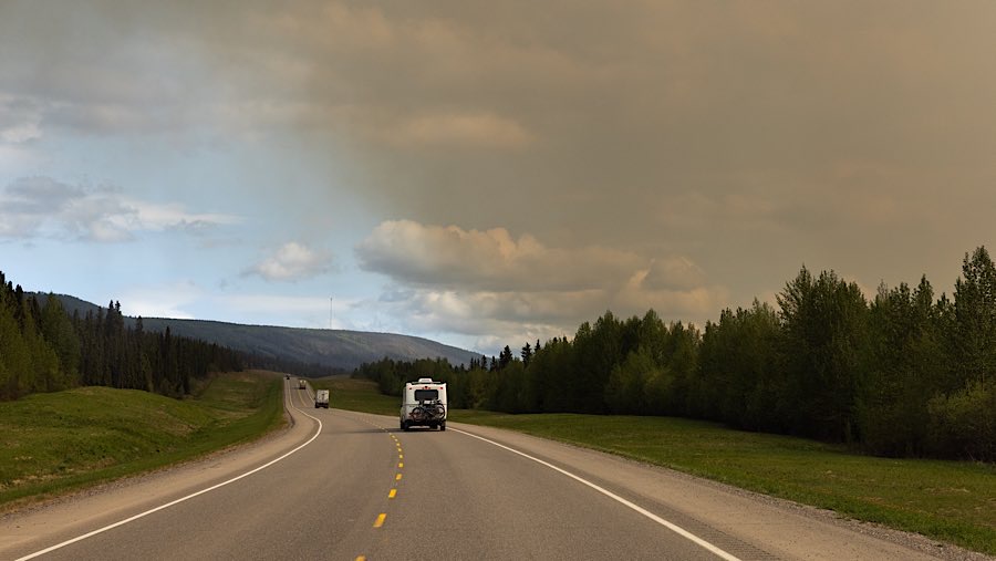 Asap kebakaran hutan di atas Highway 97, British Columbia, Kanada, Jumat (30/5/2025). (Nasuna Stuart-Ulin/Bloomberg)