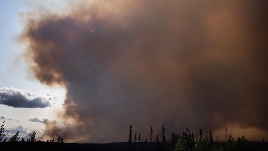 Asap kebakaran hutan di atas Highway 97, British Columbia, Kanada, Jumat (30/5/2025). (Nasuna Stuart-Ulin/Bloomberg)