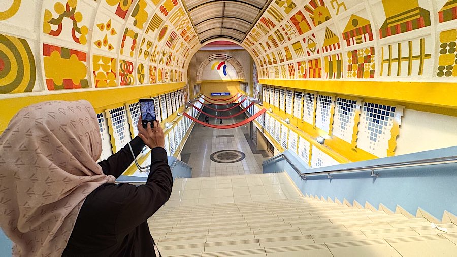 Banyak warga yang memanfaatkan tampilan estetik Blok M Hub untuk berfoto. (Bloomberg Technoz/Andrean Kristianto)