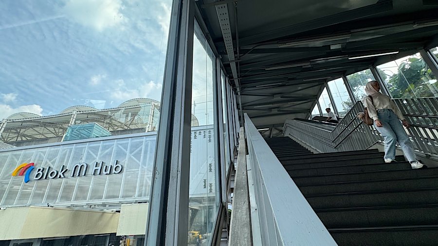 Hadirnya Blok M Hub menjadi magnet yang menggaet masyarakat Jakarta untuk berkunjung. (Bloomberg Technoz/Andrean Kristianto)