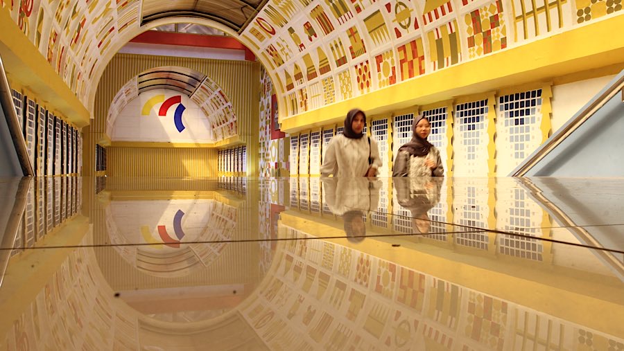 Warga menaiki tangga lorong Mal Blok M yang berubah nama menjadi Blok M Hub di Jakarta, Senin (2/6/2025). (Bloomberg Technoz/Andrean Kristianto)