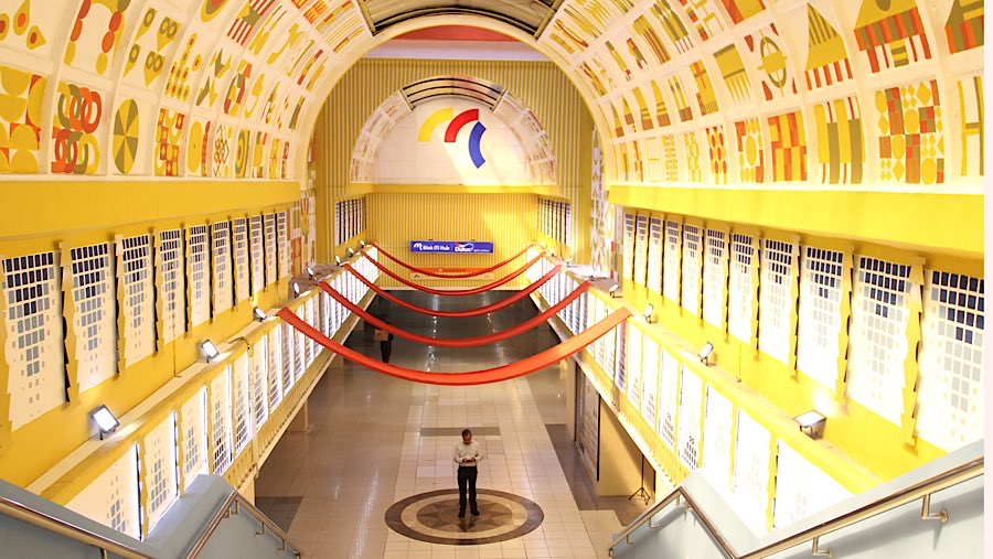 Lorong bawah tanah Mal Blok M yang mengarah ke terminal bus disulap menjadi ruang yang lebih artistik. (Bloomberg Technoz/Andrean Kristianto)