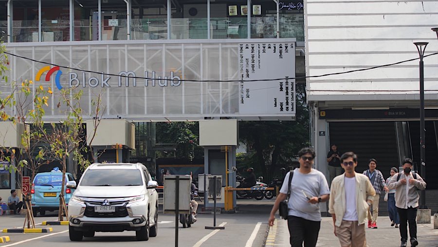 Revitalisasi juga mencakup pembangunan trotoar sepanjang 1,3 kilometer yang ramah bagi penyandang disabilitas. (Bloomberg Technoz/Andrean Kristianto)