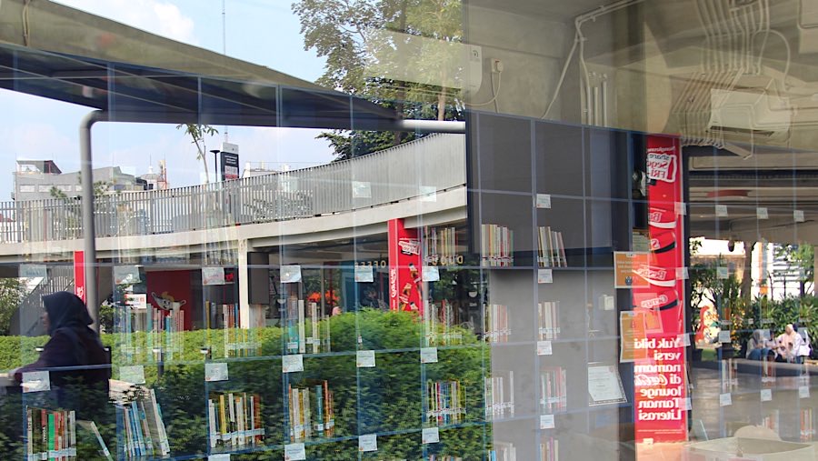 Selain itu Taman Literasi yang terletak di kawasan Blok M Hub juga dibuka selama 24 jam. (Bloomberg Technoz/Andrean Kristianto)