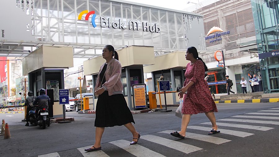 Meskipun sudah diresmikan revitalasi ini belum sepenuhnya rampung dan ditargetkan selesai pada Oktober 2025. (Bloomberg Technoz/Andrean Kristianto)