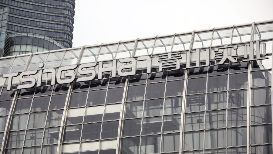 Papan tanda di atas gedung perkantoran Tsingshan Holding Group Co. di Shanghai, China./Bloomberg-Qilai Shen