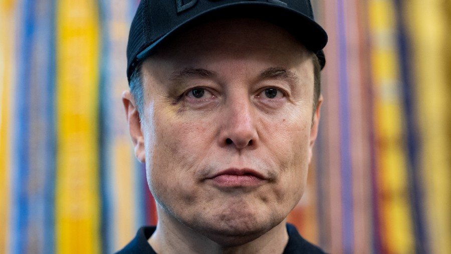 Elon Musk kenakan topi DOGE. (Bloomberg) 