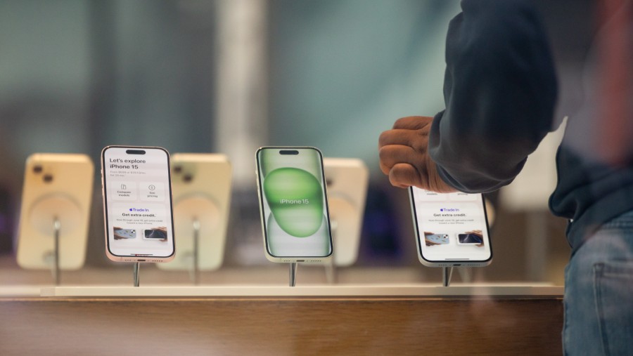 Konsumen mencoba iPhone 16 baru. (Bloomberg)