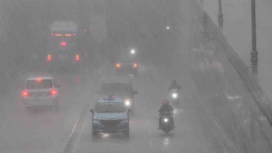 Kendaraan melintas saat hujan lebat di kawasan Mampang, Jakarta, Selasa (3/6/2025). (Bloomberg Technoz/Andrean Kristianto)